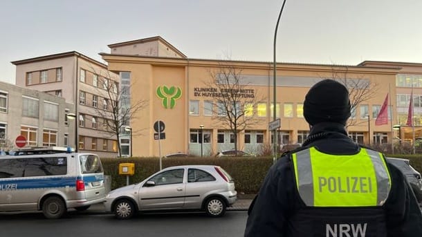 Polizist vor dem Klinikum: Der entflohene Häftling ist wieder aufgetaucht.