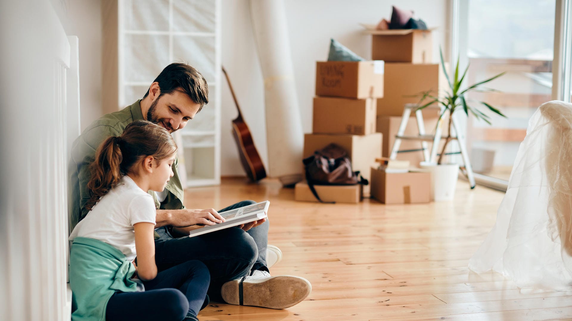 Vater und Tochter beim Umzug (Symbolbild): Familien können für jedes Kind unter 18 Jahre bis zu 12.000 Euro Baukindergeld bekommen.