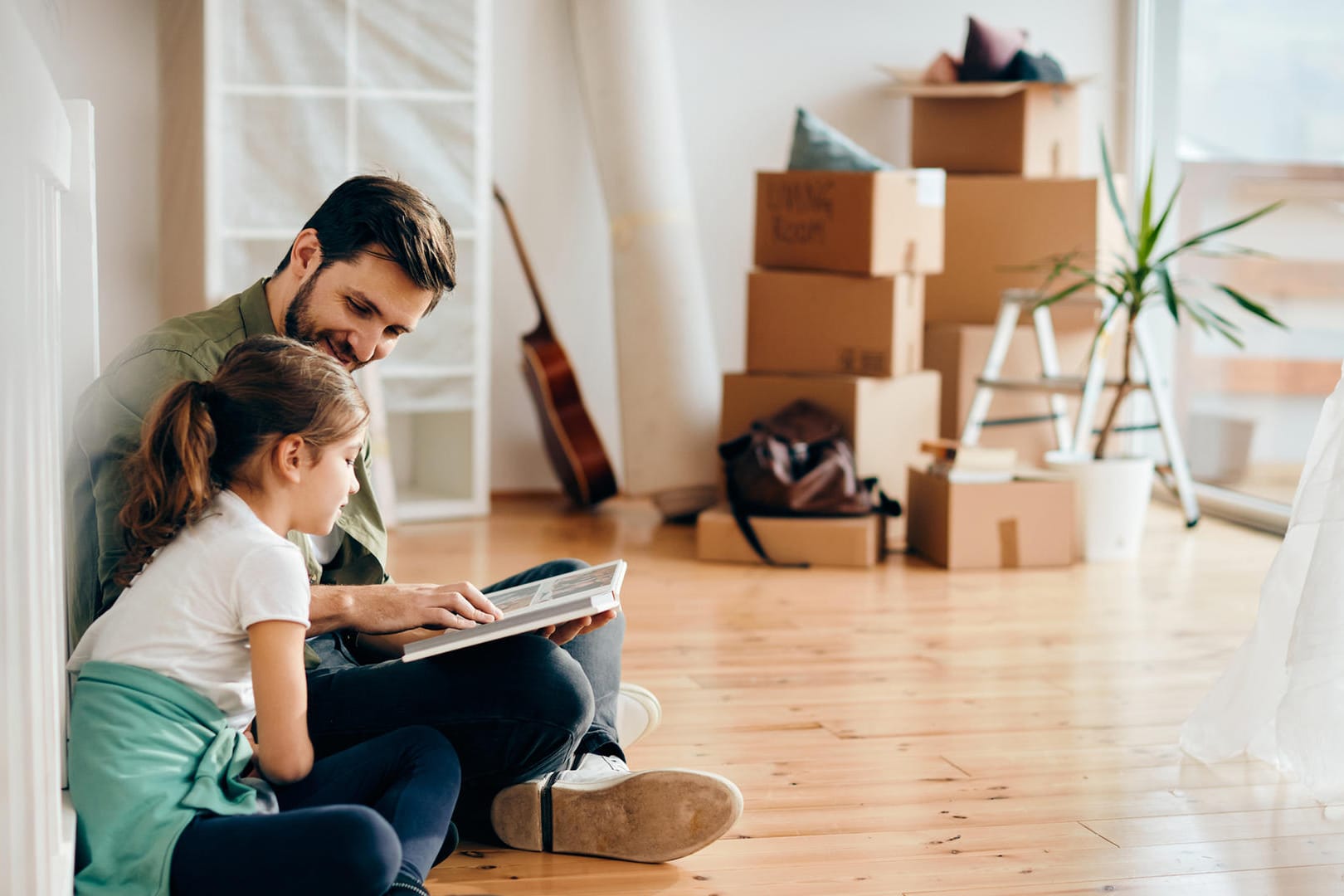 Vater und Tochter beim Umzug (Symbolbild): Familien können für jedes Kind unter 18 Jahre bis zu 12.000 Euro Baukindergeld bekommen.