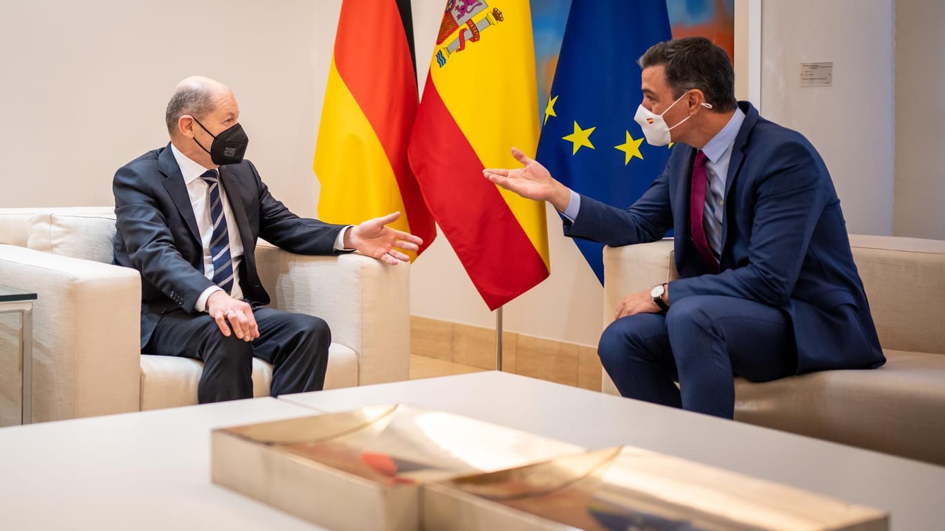 Bundeskanzler Scholz in Spanien: Die Immunität ist in den beiden Ländern dann doch sehr unterschiedlich verteilt.