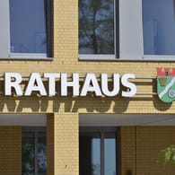 Das Rathaus in Hellersdorf (Symbolbild): Wie die Corona-Inzidenz im Bezirk momentan steht, weiß offenbar niemand so genau.