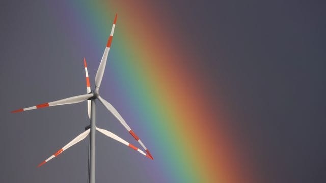 Windräder vor Regenbogen