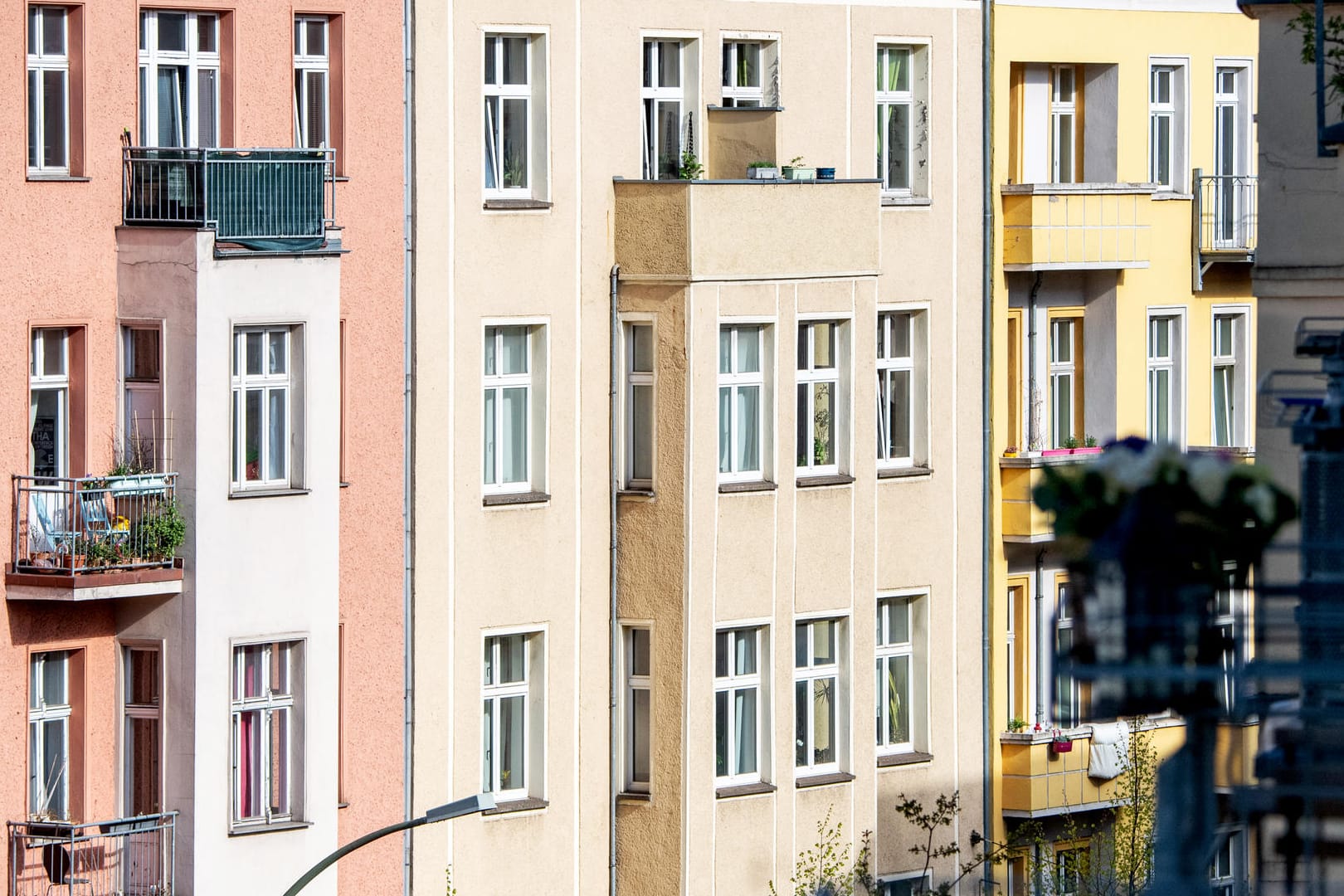 Mehrfamilienhäuser (Symbolbild): In einer Eigentümergemeinschaft werden Sie mitunter automatisch Mitglied.