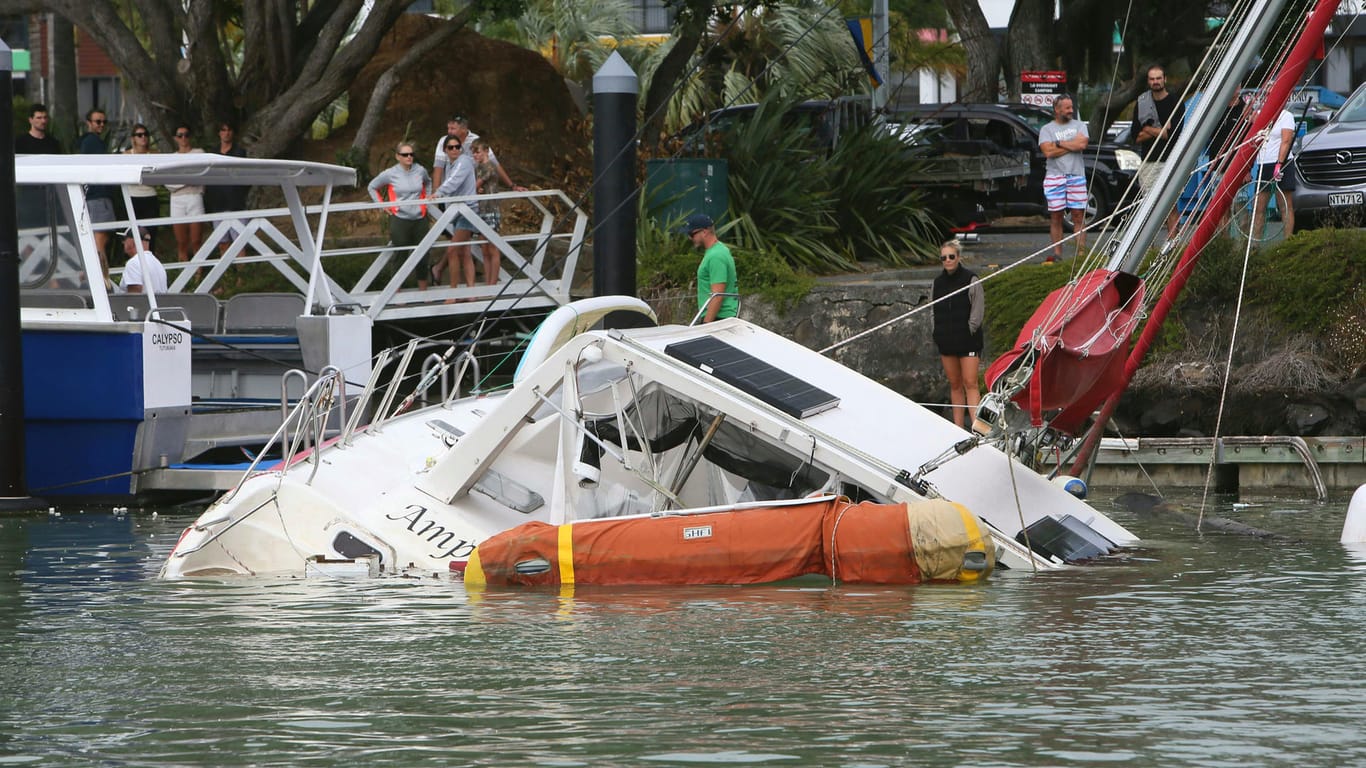 Ein Boot droht aufgrund starker Flutwellen zu sinken: Tsunami-Wellen wurden nicht nur in Tonga, sondern auch in Neuseeland, Japan und Fidschi registriert.