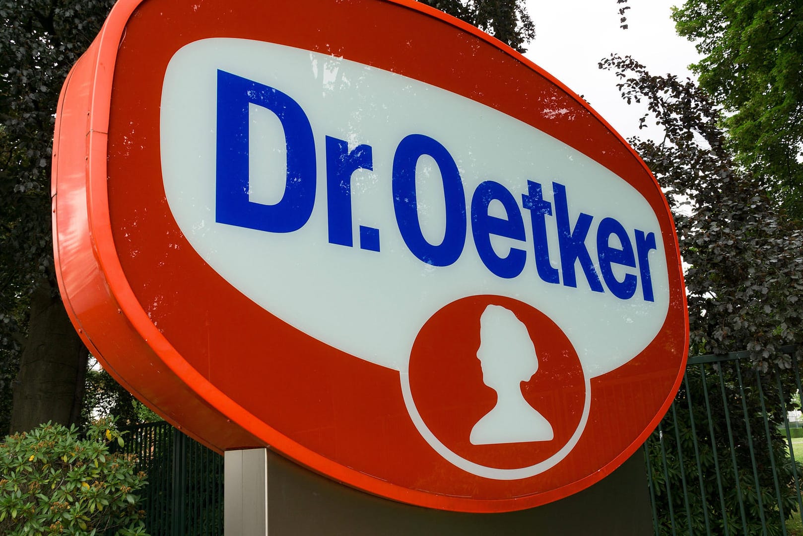 Das Logo von Dr. Oetker an der Konzernzentrale: Das Unternehmen schließt sein Werk in Ettlingen. Das Logo von Dr. Oetker an der Konzernzentrale: Das Unternehmen schließt sein Werk in Ettlingen.