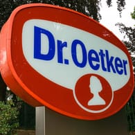 Das Logo von Dr. Oetker an der Konzernzentrale: Das Unternehmen schließt sein Werk in Ettlingen.