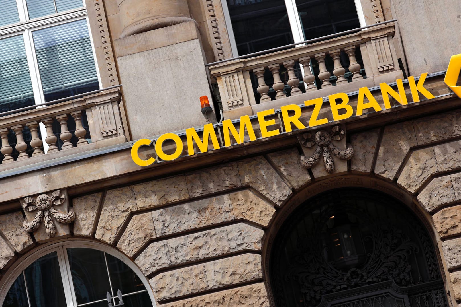Eine Commerzbank-Filiale (Symbolbild): Bei den Privatbanken drohen neue Streiks. Eine Commerzbank-Filiale (Symbolbild): Bei den Privatbanken drohen neue Streiks.
