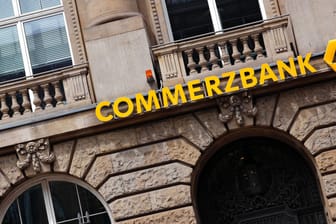 Eine Commerzbank-Filiale (Symbolbild): Bei den Privatbanken drohen neue Streiks.