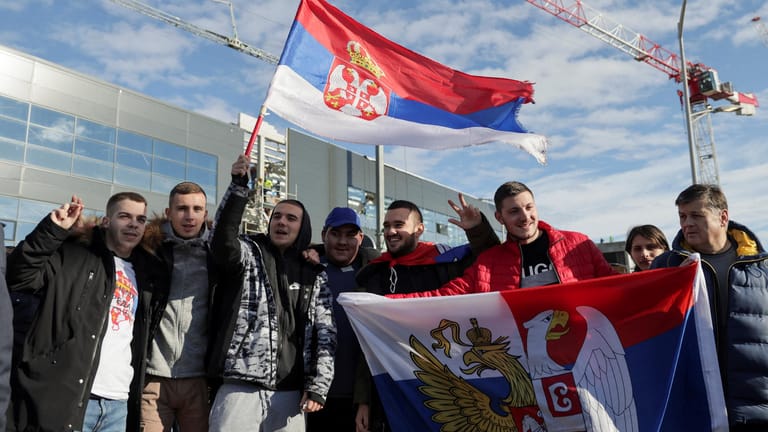 Acht der wartenden Fans vor dem Flughafen in Belgrad.