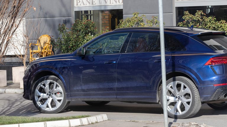 Kurz nach der Rückkehr: Djokovic fährt mit seinem Bruder in einem Auto in Richtung eines Wohnkomplexes.