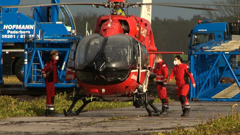 Rettungseinsatz in Uetze: Ein Hubschrauber brachte den Leichnam des verunglückten Monteurs von der Unglücksstelle.