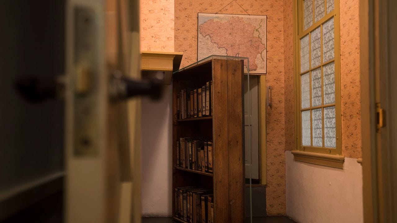 Der Durchgang zu einem geheimen Anbau ist in der Dauerausstellung im Anne-Frank-Haus in Amsterdam zu sehen. Der Durchgang zu einem geheimen Anbau ist in der Dauerausstellung im Anne-Frank-Haus in Amsterdam zu sehen.