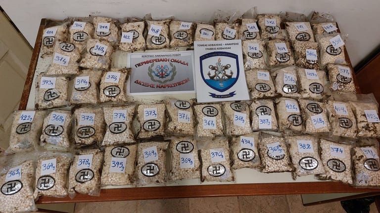 Die angespülten Amphetamin-Päckchen: Die griechische Polizei geht davon aus, dass die Pillen Teil einer größeren Lieferung sind.
