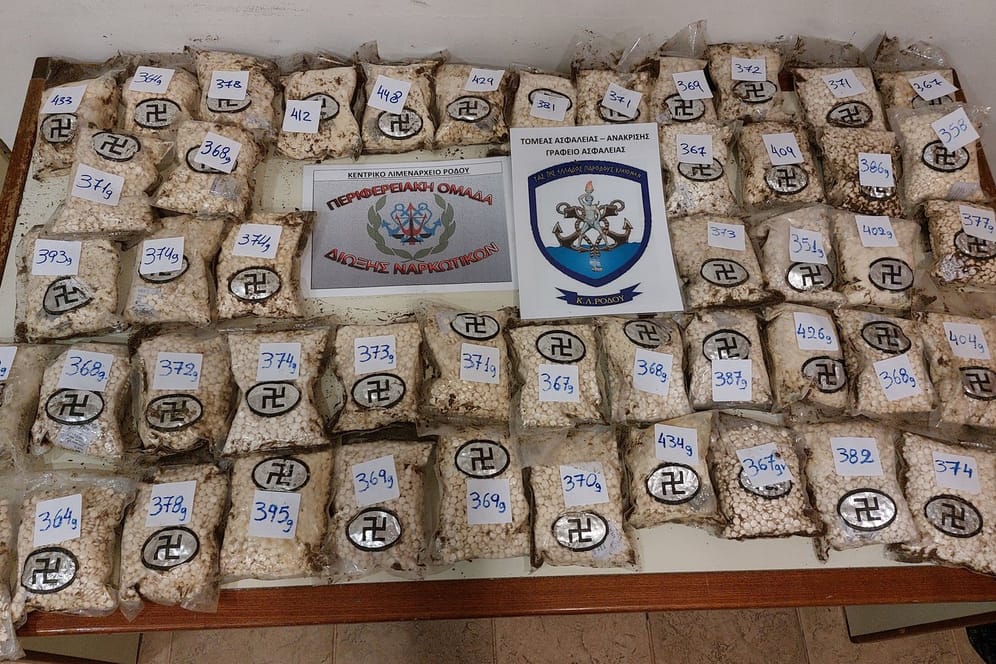 Die angespülten Amphetamin-Päckchen: Die griechische Polizei geht davon aus, dass die Pillen Teil einer größeren Lieferung sind.