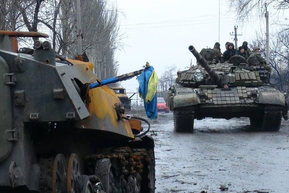 Ein ukrainischer Panzer fährt in der Region Donetsk an einem zerstörten ukrainischen Panzerfahrzeug vorbei: Die ukrainische Armee bereitet sich seit Jahren auf einen möglichen russischen Angriff vor.