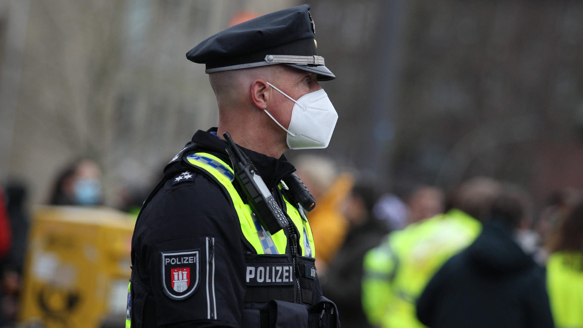 Polizist in Berlin (Symbolfoto): Die Beamten haben mit der Omikron-Welle des Coronavirus zu kämpfen. Polizist in Berlin (Symbolfoto): Die Beamten haben mit der Omikron-Welle des Coronavirus zu kämpfen.