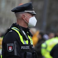 Polizist in Berlin (Symbolfoto): Die Beamten haben mit der Omikron-Welle des Coronavirus zu kämpfen.