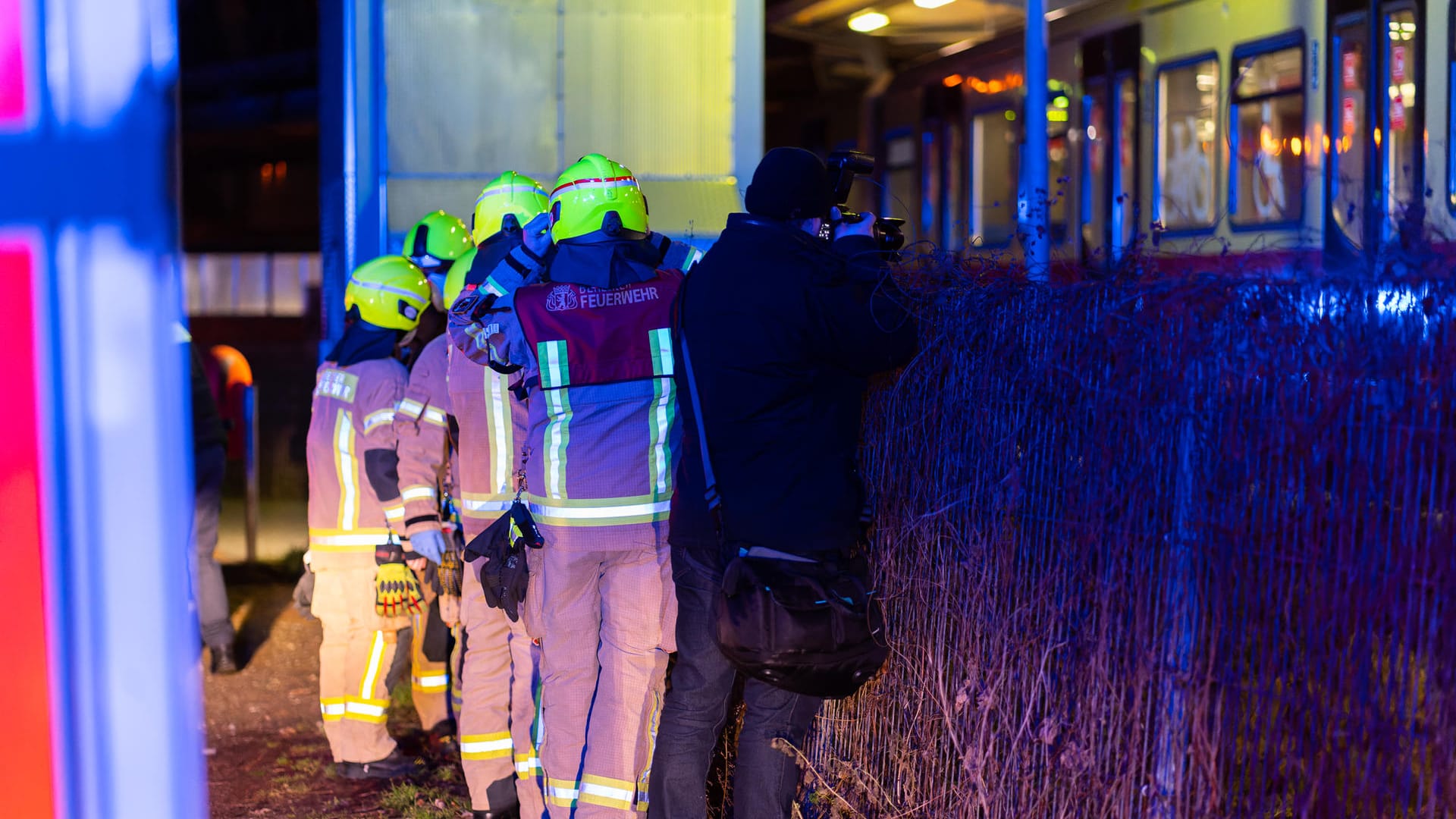 Morris fotografiert drauf los: Zwischen Rettungskräften und Polizisten steht er ganz vorne mit am Tatort.