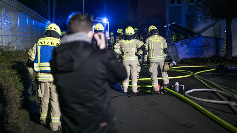 Der Kölner Reporter lichtet die Aufräumarbeiten eines Brands ab: Für diese Nacht soll es das gewesen sein.