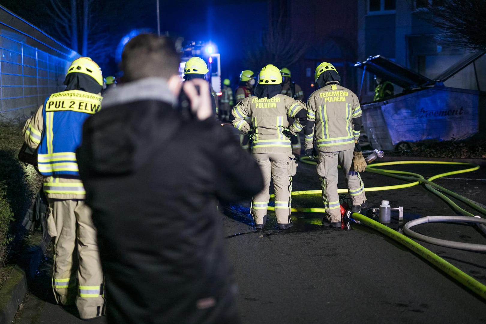 Der Kölner Reporter lichtet die Aufräumarbeiten eines Brands ab: Für diese Nacht soll es das gewesen sein.