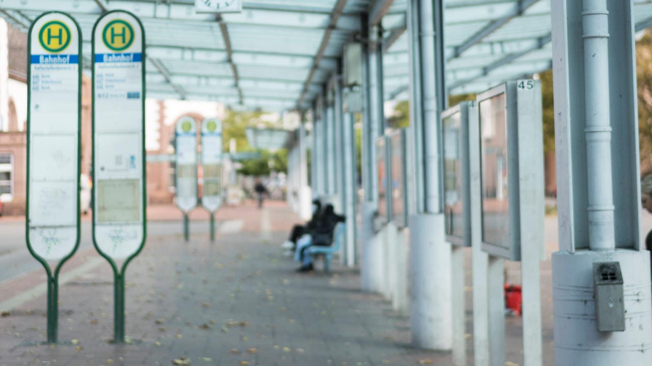 Bushaltestelle (Symbolbild): Eine 18-Jährige ist mehrere Meter von einem Bus mitgeschleift worden.