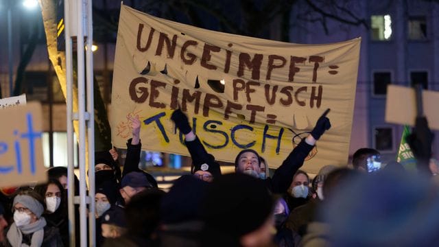Protest gegen Corona-Maßnahmen und Gegendemo Protest gegen Corona-Maßnahmen und Gegendemo