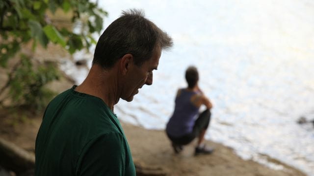 Seit ihre Tochter auf der Straße lebt, müssen Janne und Ingo aufpassen, dass sie sich nicht gegenseitig Schuld daran geben.