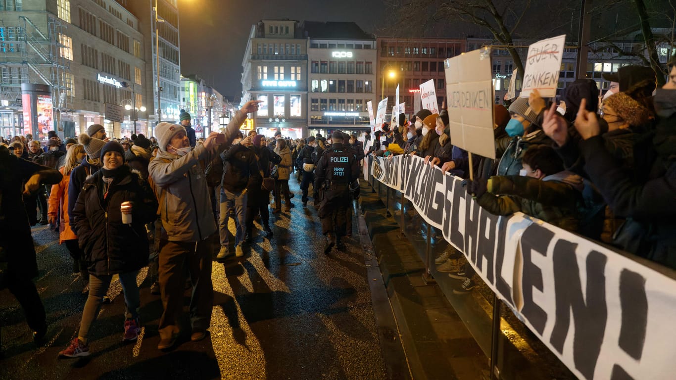 Protest gegen Corona-Maßnahmen und Gegendemo in Köln: Zehntausende Menschen waren wieder bundesweit auf den Straßen.