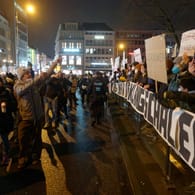 Protest gegen Corona-Maßnahmen und Gegendemo in Köln: Zehntausende Menschen waren wieder bundesweit auf den Straßen.