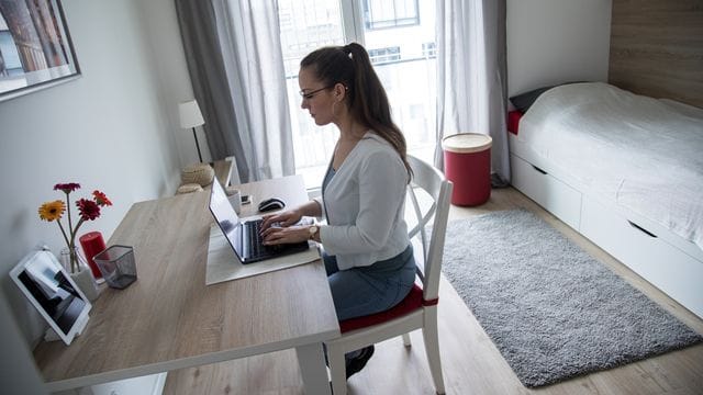 Wer üblicherweise im Homeoffice tätig ist, muss auch während einer Quarantäne von zu Hause aus arbeiten.