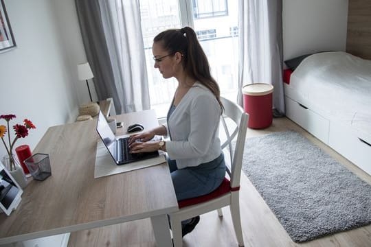 Wer üblicherweise im Homeoffice tätig ist, muss auch während einer Quarantäne von zu Hause aus arbeiten. Wer üblicherweise im Homeoffice tätig ist, muss auch während einer Quarantäne von zu Hause aus arbeiten.