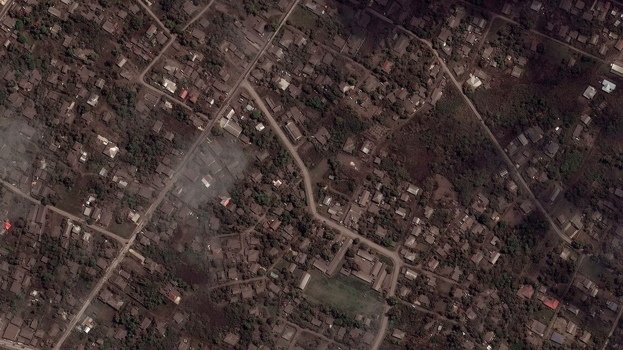 Satellitenbild von aschebedeckten Häusern auf Tonga. Satellitenbild von aschebedeckten Häusern auf Tonga.