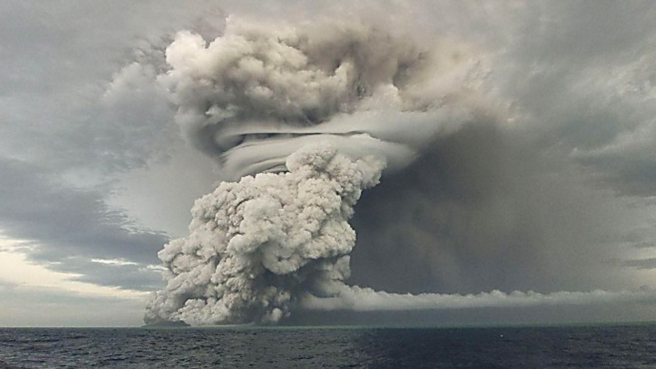 Über dem Vulkan Hunga-Tonga-Hunga-Ha'apai steigt eine große Asche-, Dampf- und Gaswolke über dem Meeresspiegel auf. Über dem Vulkan Hunga-Tonga-Hunga-Ha'apai steigt eine große Asche-, Dampf- und Gaswolke über dem Meeresspiegel auf.