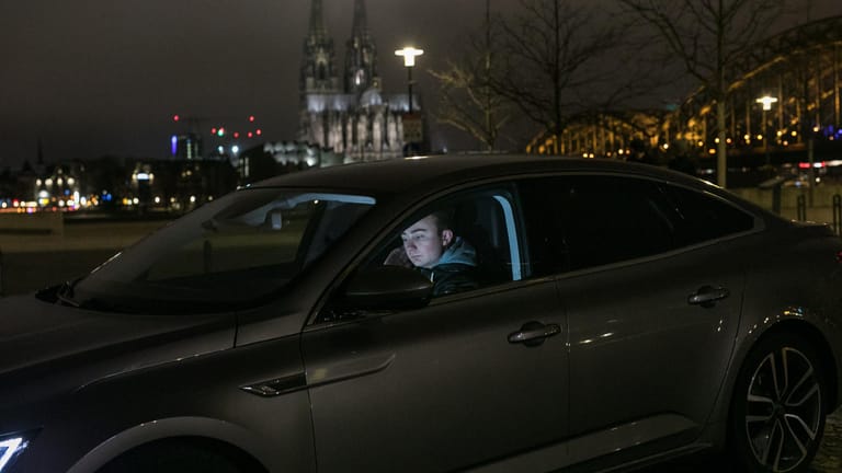 Kempf sitzt vor der Kölner Kulisse in seinem Auto und wartet: Eine Nacht ohne Verbrechen und Unfälle ist für ihn keine lukrative Nacht.