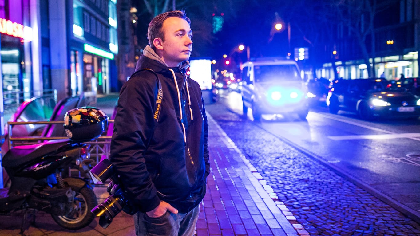 Polizeireporter Vincent Kempf steht nachts mit seiner Kamera in Köln: Der Fotograf ist immer auf der Suche nach spannenden Polizei- oder Feuerwehreinsätzen.