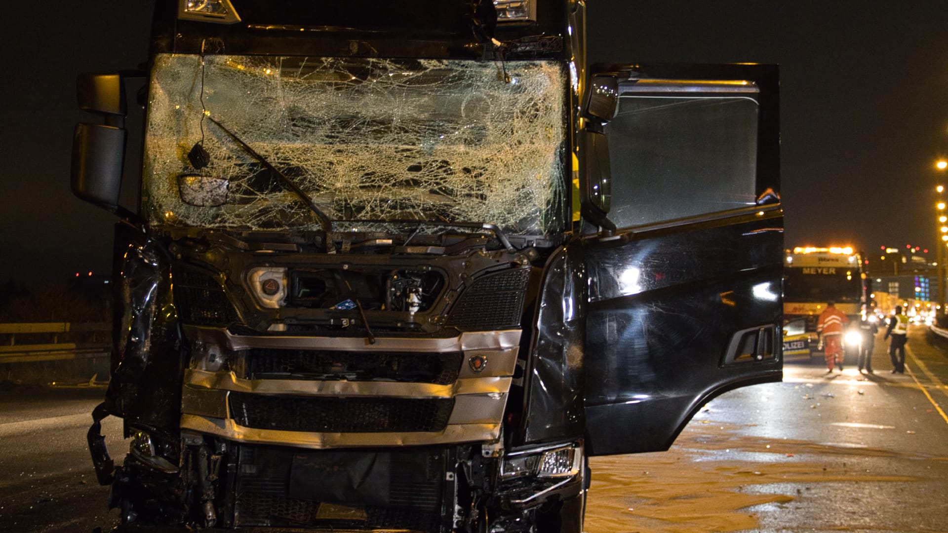 Verkehrsunfall auf der A3: Der Lkw-Fahrer verletzte sich leicht.