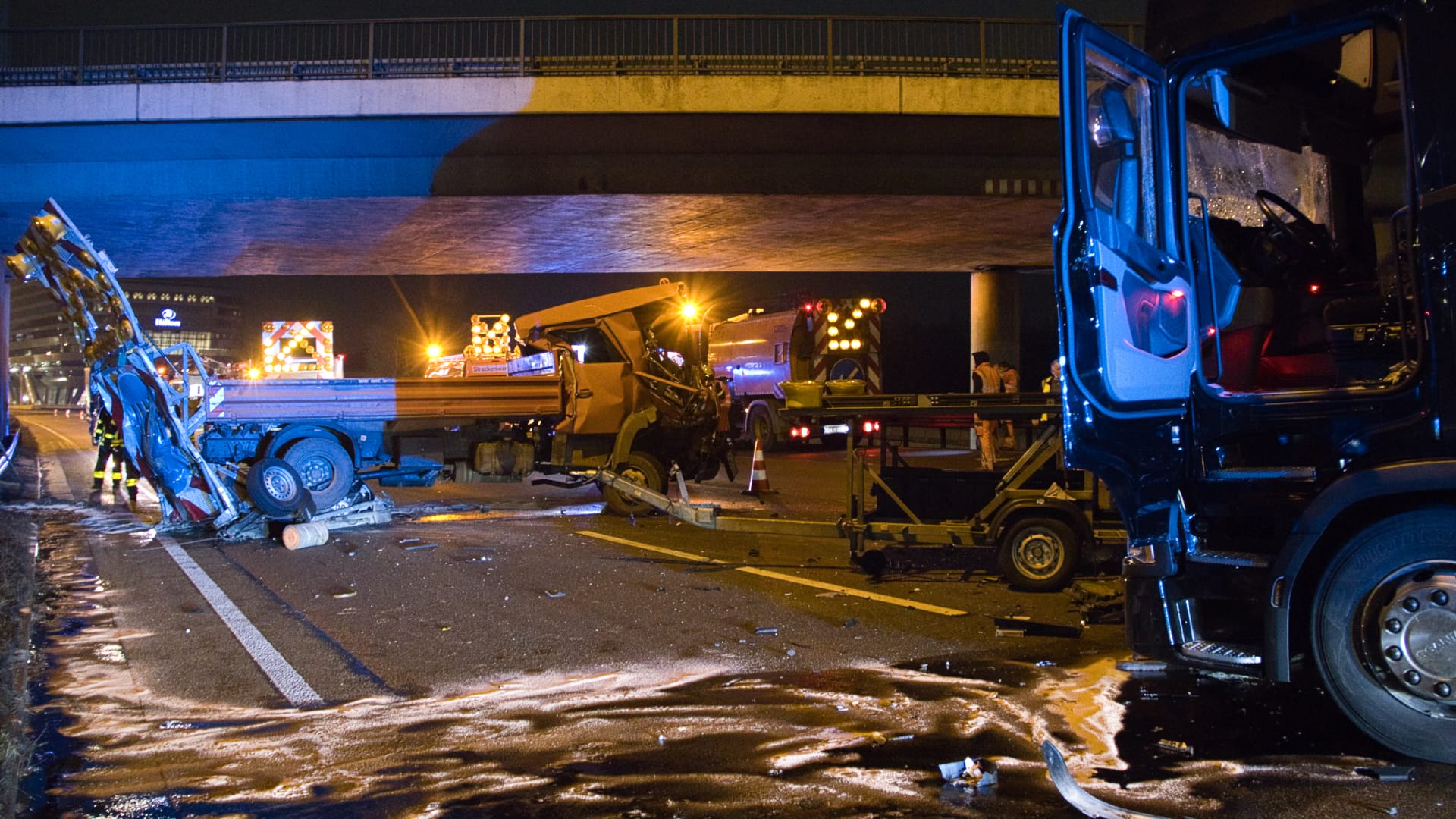 Die Unfallstelle in Höhe des Frankfurter Flughafens: Ein Lkw war aus ungeklärter Ursache ungebremst in einen Lkw mit Sperranhänger gefahren, der als Baustellenabsicherung diente.