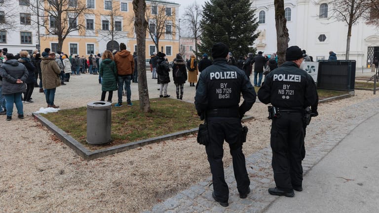 Demonstration gegen die Corona-Maßnahmen in Passau: Im vergangenen Jahr wurden in Deutschland mehr politisch motivierte Straftaten registriert.