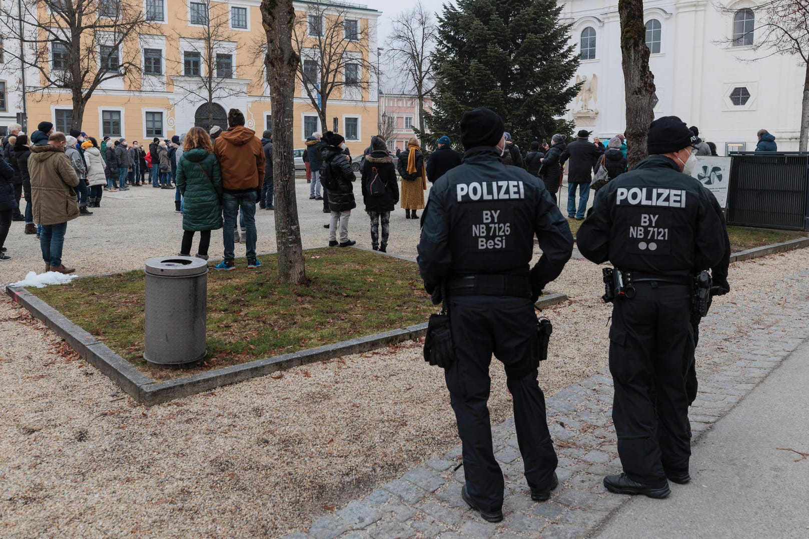 Demonstration gegen die Corona-Maßnahmen in Passau: Im vergangenen Jahr wurden in Deutschland mehr politisch motivierte Straftaten registriert.