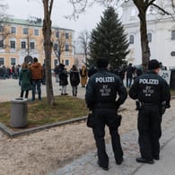 Demonstration gegen die Corona-Maßnahmen in Passau: Im vergangenen Jahr wurden in Deutschland mehr politisch motivierte Straftaten registriert.