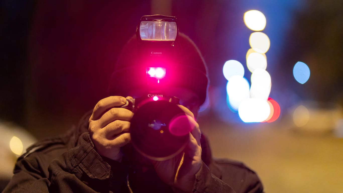 Morris Pudwell drückt auf den Auslöser seiner Kamera: Der Berliner Polizeifotograf möchte nicht erkannt werden.