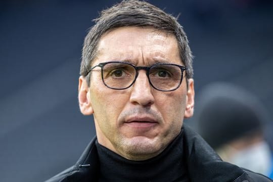 Trainer Tayfun Korkut spielt mit Hertha BSC im Derby gegen den 1.