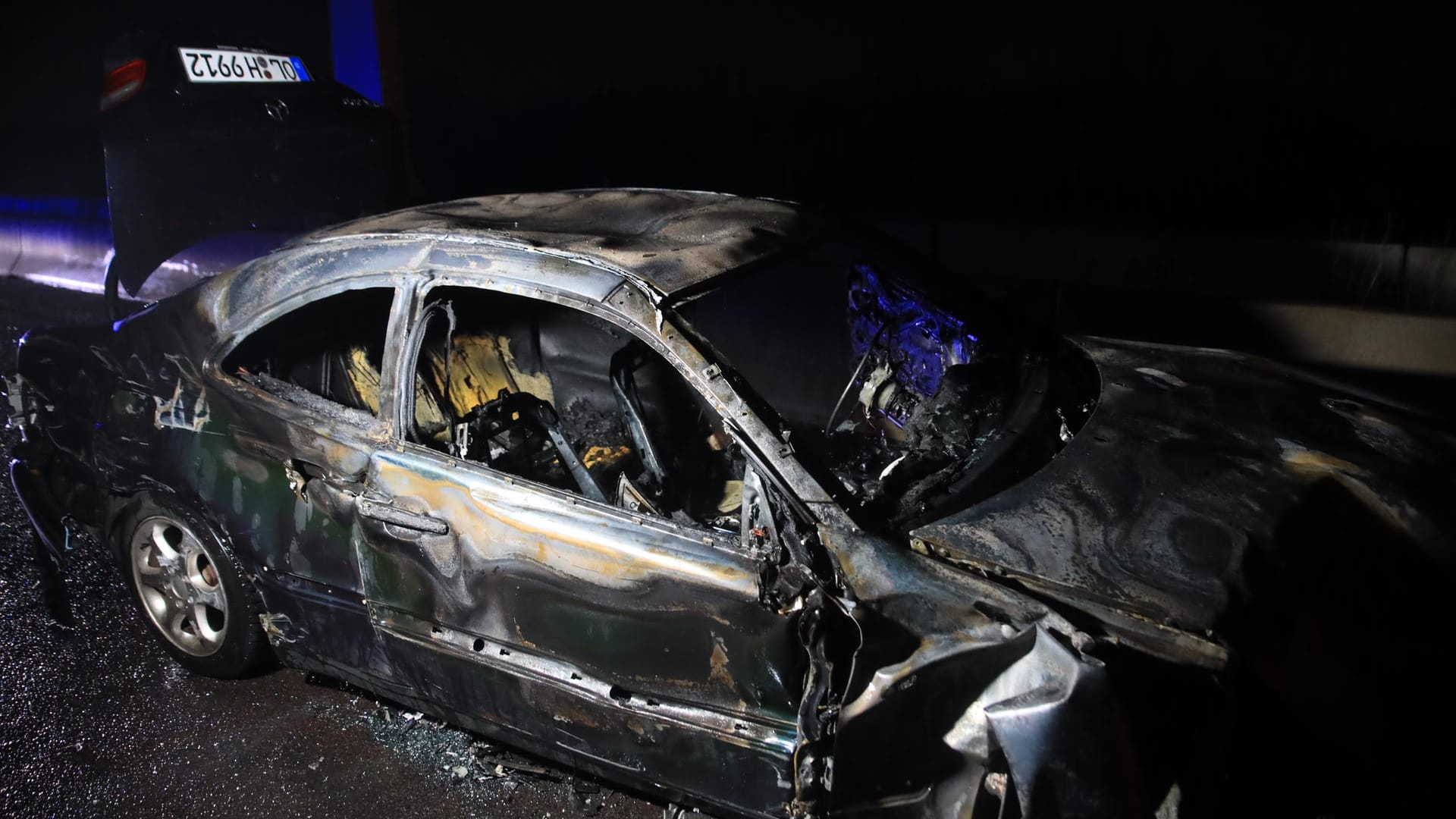 Ein Pkw krachte in einen Transporter: Das Fahrzeug ging direkt in Flammen auf.