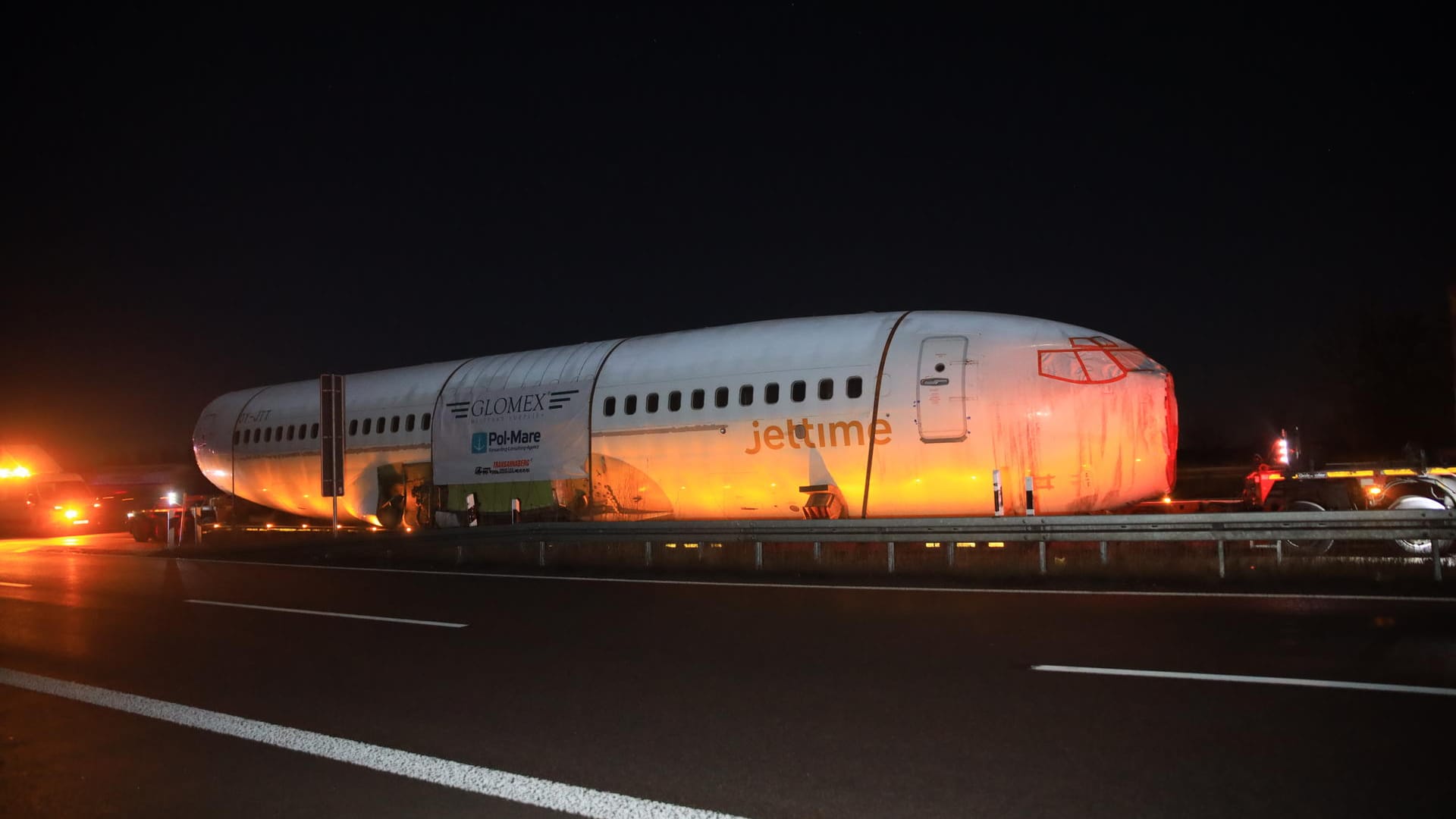 Ein Schwertransporter ist mit einem Flugzeugrumpf beladen: Ein Pkw krachte in die Fracht. Ein Schwertransporter ist mit einem Flugzeugrumpf beladen: Ein Pkw krachte in die Fracht.