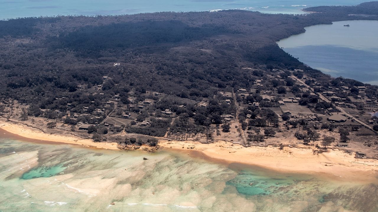 Aschebedeckter Landstrich auf Tonga nach dem Vulkanausbruch. Aschebedeckter Landstrich auf Tonga nach dem Vulkanausbruch.