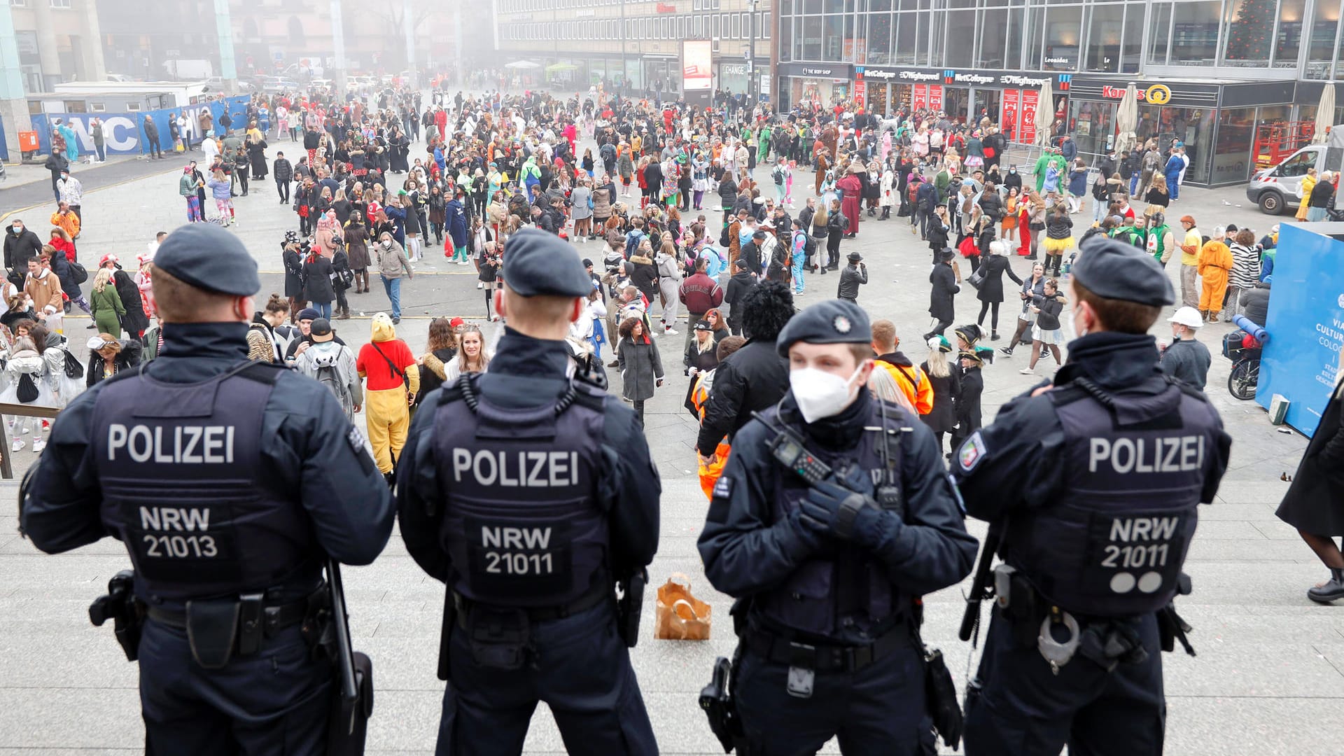 Jecken in der Kölner Innenstadt: NRW ist derzeit von der Omikron-Variante bundesweit am stärksten betroffen.