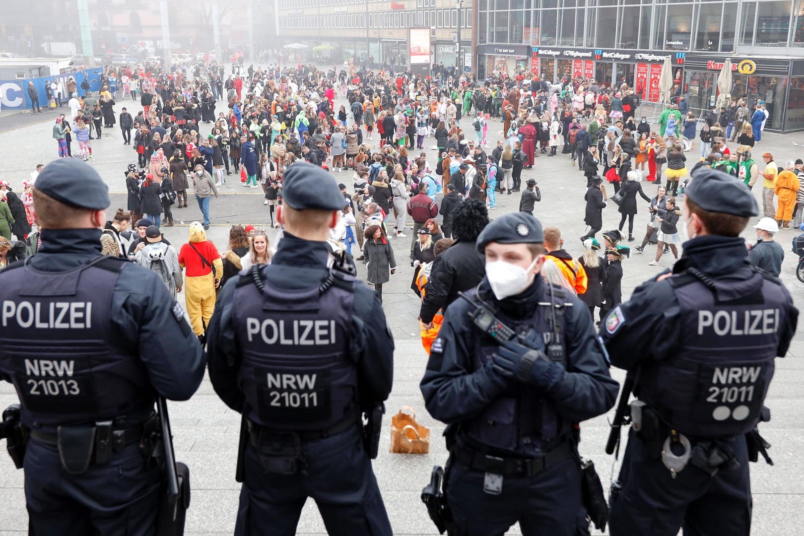 Jecken in der Kölner Innenstadt: NRW ist derzeit von der Omikron-Variante bundesweit am stärksten betroffen.