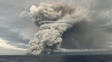 Hunga Ha'apai: Über dem Vulkan steigt in nordöstlicher Richtung eine große Asche-, Dampf- und Gaswolke bis zu 20 Kilometer über dem Meeresspiegel auf.