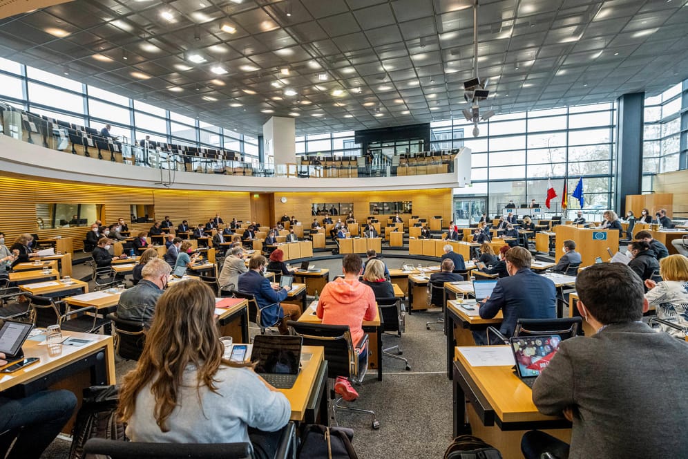 Sitzung im Thüringer Landtag: Das Bundesverfassungsgericht hat über die Entscheidung des Thüringer Gerichts verfügt.