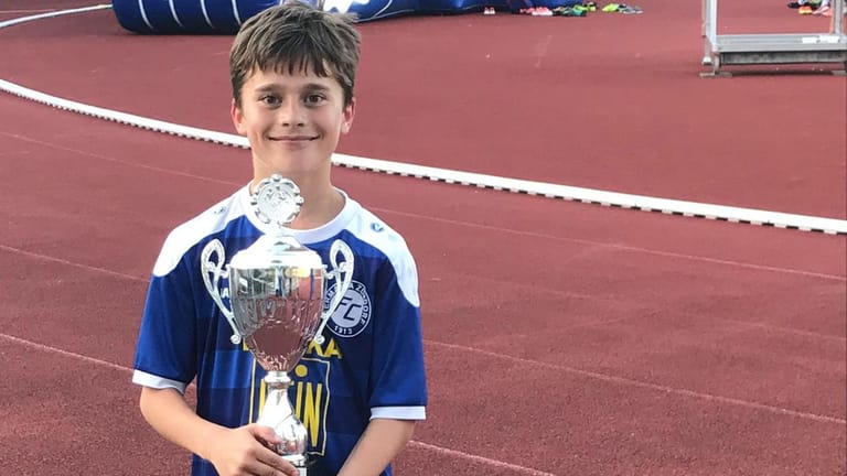 Mattes hält im Fußballtrikot einen Pokal in den Händen: Der 13-Jährige ist an Blutkrebs erkrankt und auf eine Stammzellenspende angewiesen.